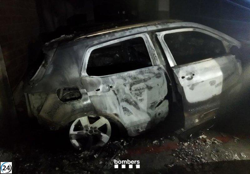 Varias familias son desalojadas en Vilanova i la Geltrú debido a un incendio provocado en dos vehículos