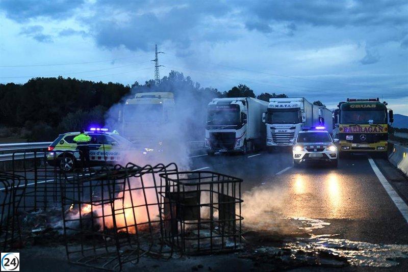 Agricultores persisten con bloqueos en carreteras de Lleida y Girona.