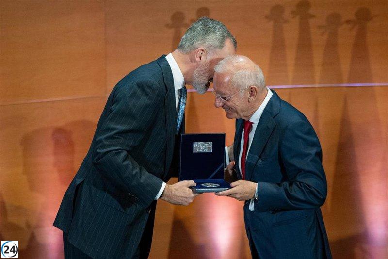Isak Andic recibe el Premio Reino de España por su labor emprendedora, un ejemplo para la juventud.