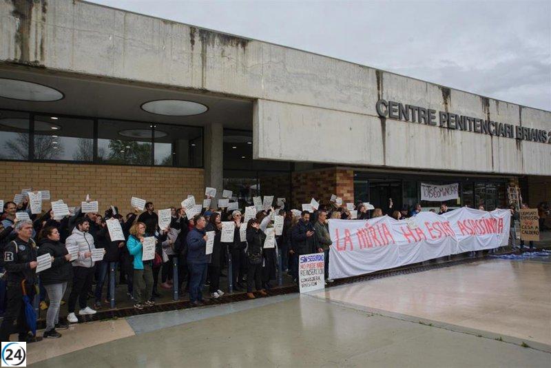 Empleados de prisiones en Brians 1 y 2 (Barcelona) se manifiestan por las negociaciones entre Justicia y sindicatos.