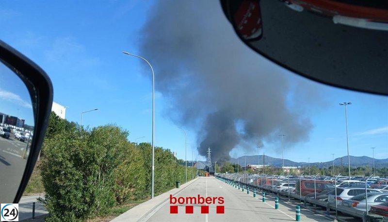 Despliegue de 11 dotaciones de Bombers en incendio en nave industrial de Abrera, Barcelona.