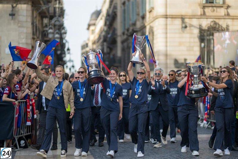 El FC Barcelona Femenino celebra su tercer título de la Champions en la plaza Sant Jaume de Barcelona.