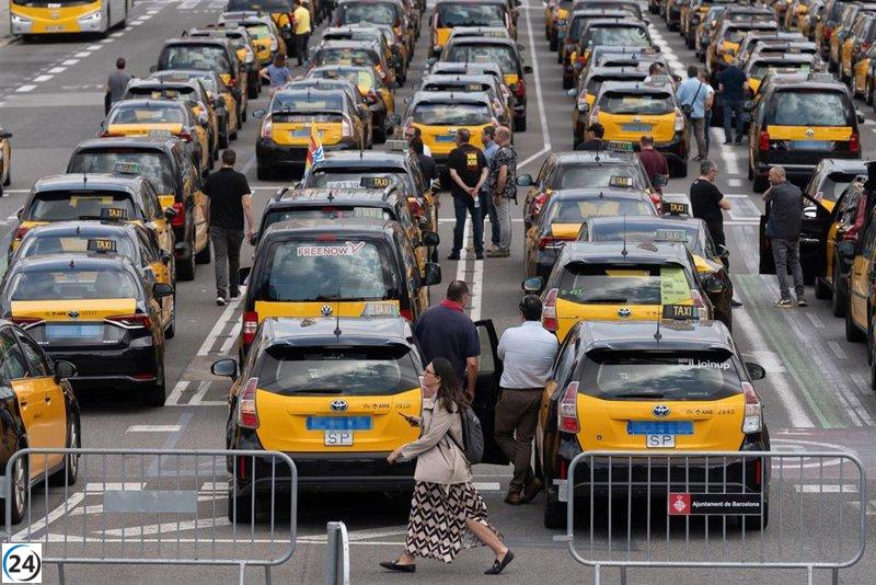 Taxistas bloquean Gran Via y Passeig de Gràcia en protesta