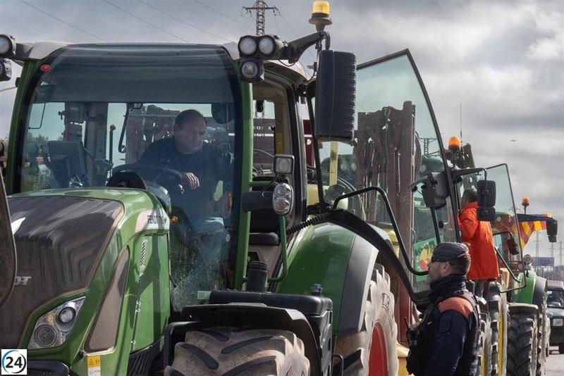 Agricultores catalanes y franceses bloquean la frontera en Girona y Lleida.