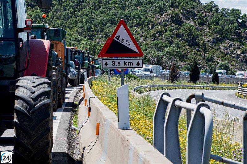 Agricultores logran reabrir cinco cortes fronterizos en Cataluña con Francia.