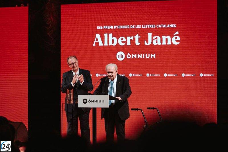 Albert Jané premiado por su contribución a las letras catalanas.