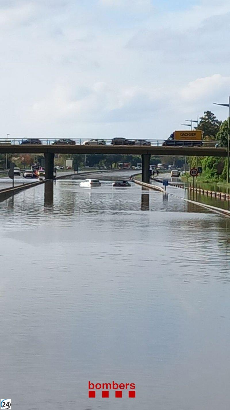 La C-32 en Castelldefels reanuda su tráfico tras las inundaciones del DANA.
