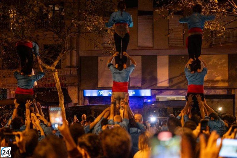 Mil manifestantes se oponen a Mazón en protesta frente al PP en Barcelona.