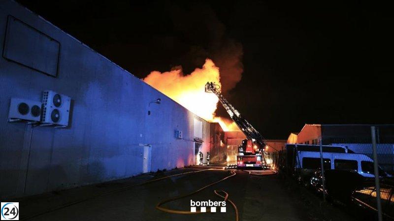 Incendio en Igualada (Barcelona) bajo control tras intenso trabajo de los bomberos.