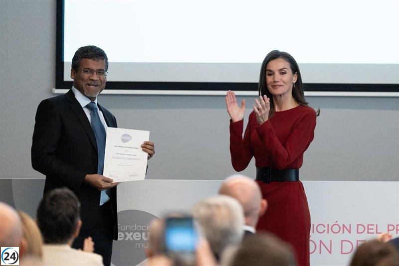 La Reina Letizia otorga el XIX Premio Dexeus Mujer al profesor Arri Coomarasamy.