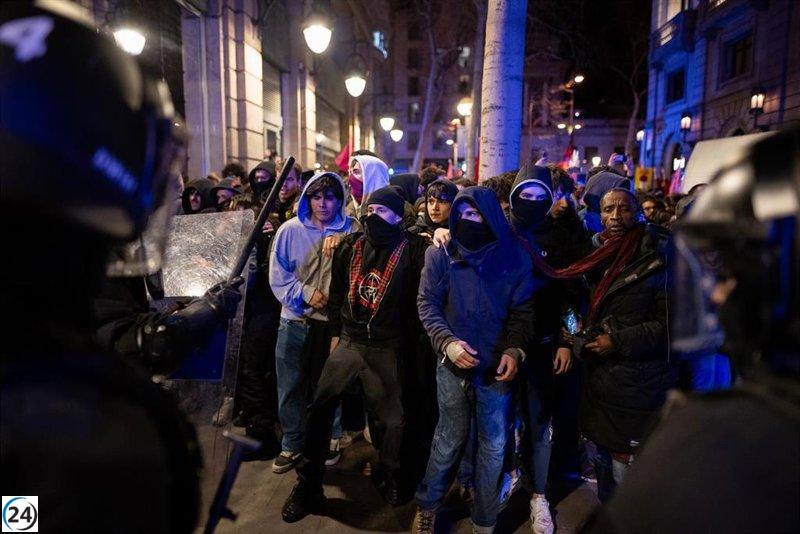 Liberan a cinco detenidos tras el desalojo en la Antiga Massana de Barcelona.