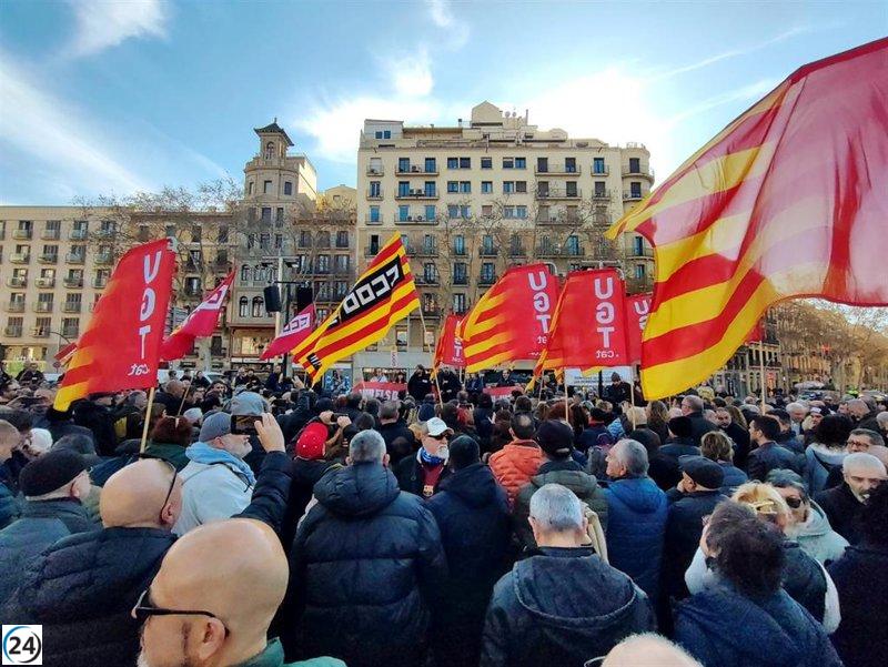 CC.OO. y UGT convocan a 300 manifestantes en Barcelona para defender los derechos laborales.