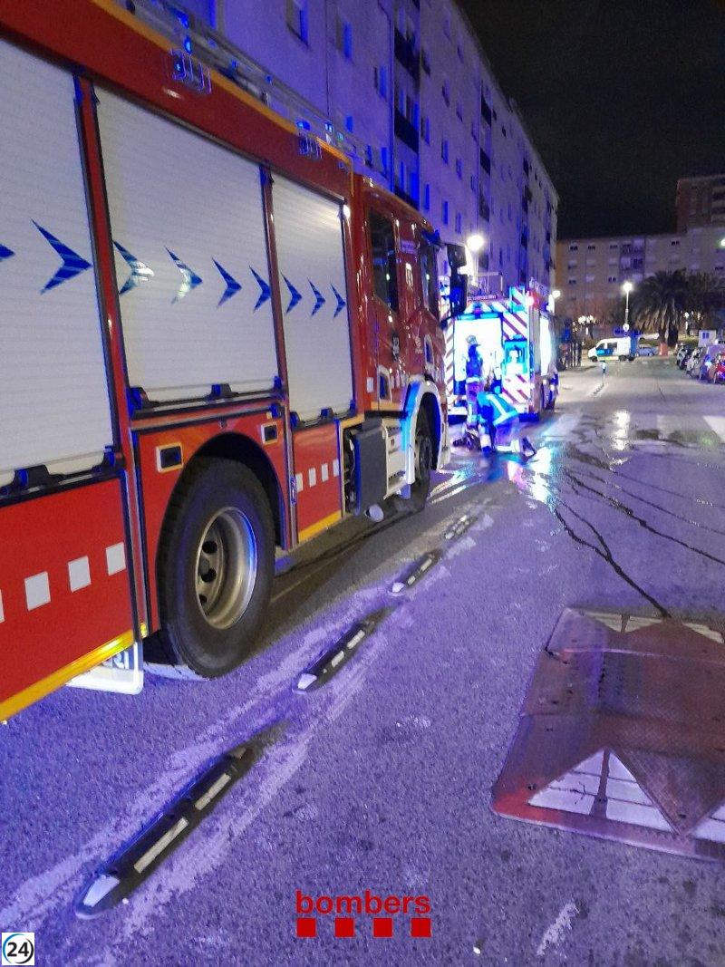 Apagan incendio en un apartamento de Tarragona; tres personas resultan heridas.