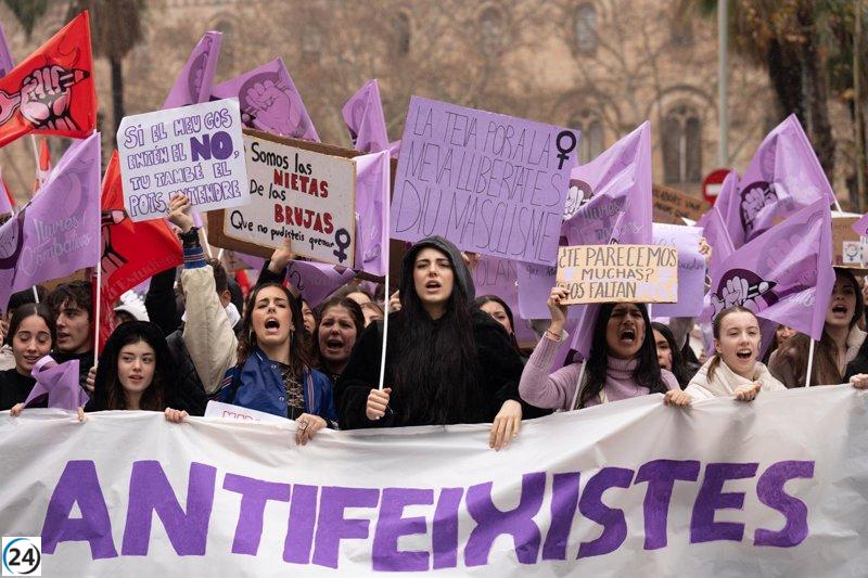 Ocho mil estudiantes protestan en Barcelona contra la violencia de género.