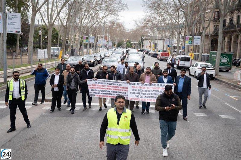 Protesta de 200 VTC en Barcelona contra la nueva legislación del Govern.