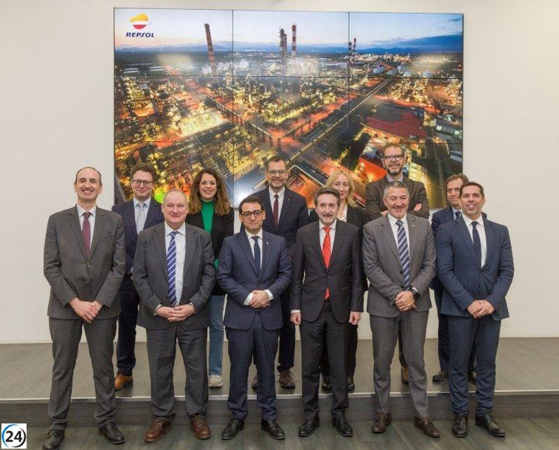 Séjourné y Hereu recorren las instalaciones de Repsol en Tarragona.