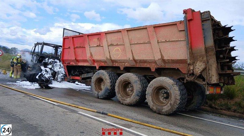 Incendio de tractor provoca el cierre de la C-26 en ambos sentidos en Ordis, Girona.