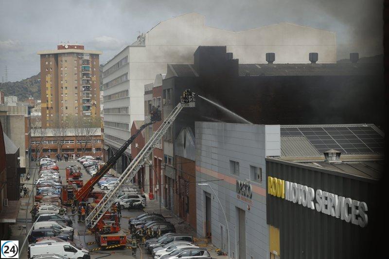 Fuego devora almacén de productos de belleza en Bon Pastor, Barcelona.