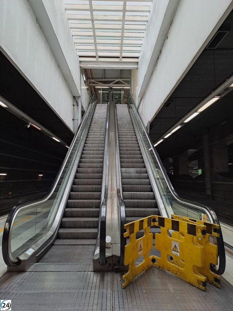 Renfe comienza la modernización de escaleras mecánicas en la estación de El Prat, Barcelona.