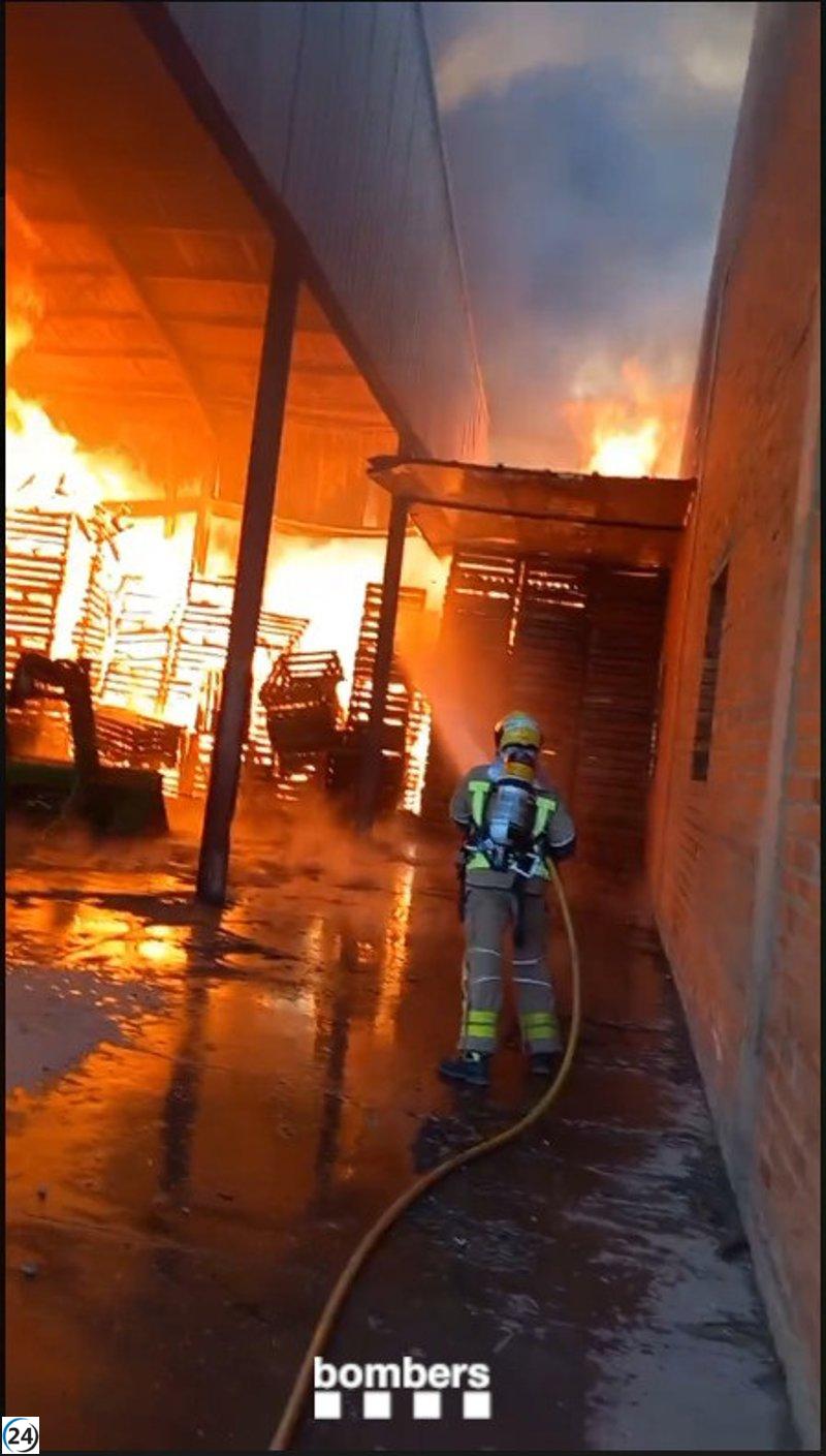 Los bomberos despliegan nueve unidades para combatir un incendio en una nave en Vilanova de Bellpuig, Lleida.