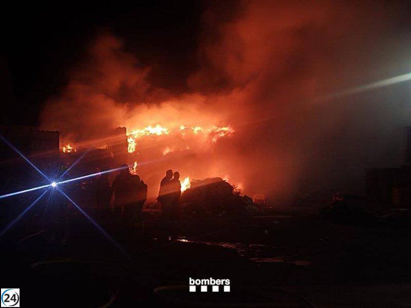 Apagado incendio en centro de reciclaje de Sant Celoni, Barcelona.
