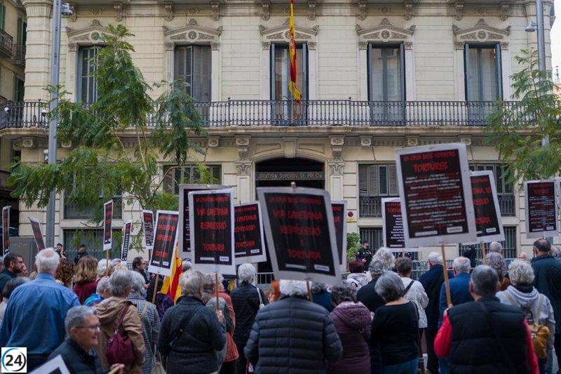 Cien manifestantes bloquean Via Laietana en Barcelona exigiendo el traslado de la Jefatura de Policía.