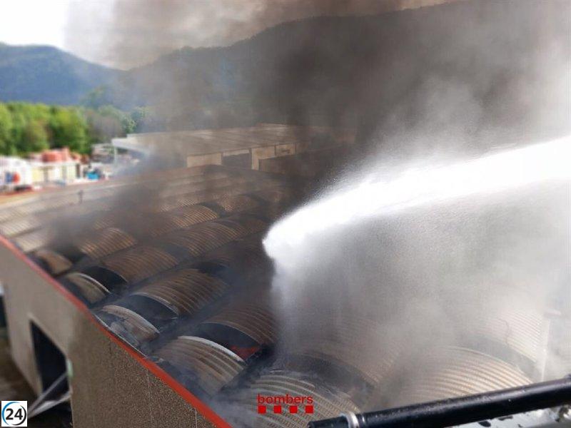 Treinta y cinco bomberos luchan contra un incendio en una nave industrial de Olot.
