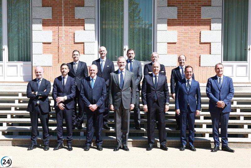 Felipe VI se reúne con líderes de Automobile Barcelona 2025.