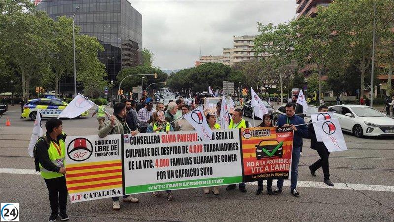 Cerca de 500 conductores de VTC se manifiestan en Barcelona contra la nueva ley de transporte del Govern.