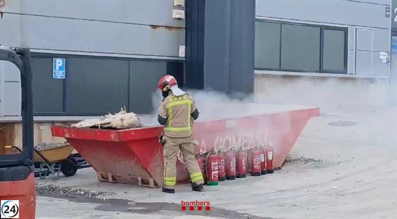 Los Bomberos logran extinguir el fuego en la fábrica de químicos de Vilanova i la Geltrú.