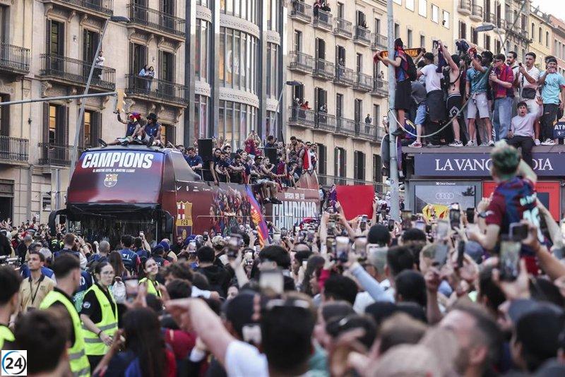 Cerca de 670.000 hinchas festejan el triunfo del Barça en las calles de Barcelona.