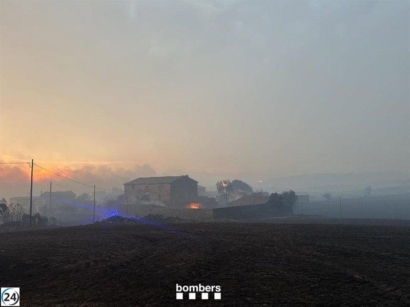 Los Bomberos esperan controlar el incendio de Torrefeta i Florejacs en Lleida esta noche.