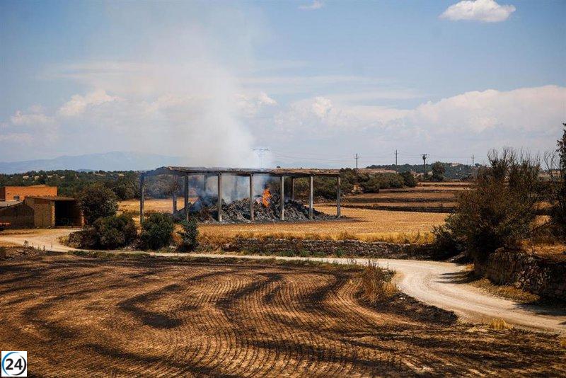 Los Bomberos logran dominar el fuego en Torrefeta i Florejacs, Lleida.