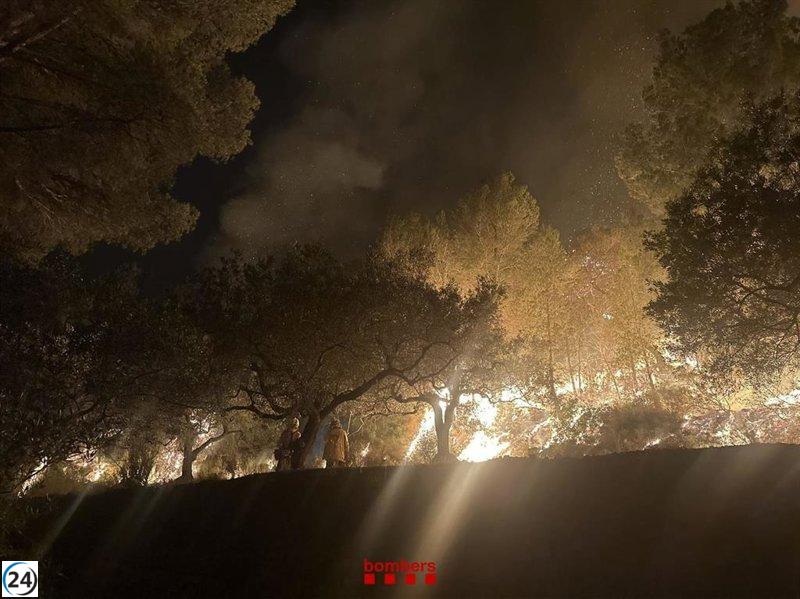 Incendio en Paüls (Tarragona) persiste, confinamiento continúa hasta la tarde.