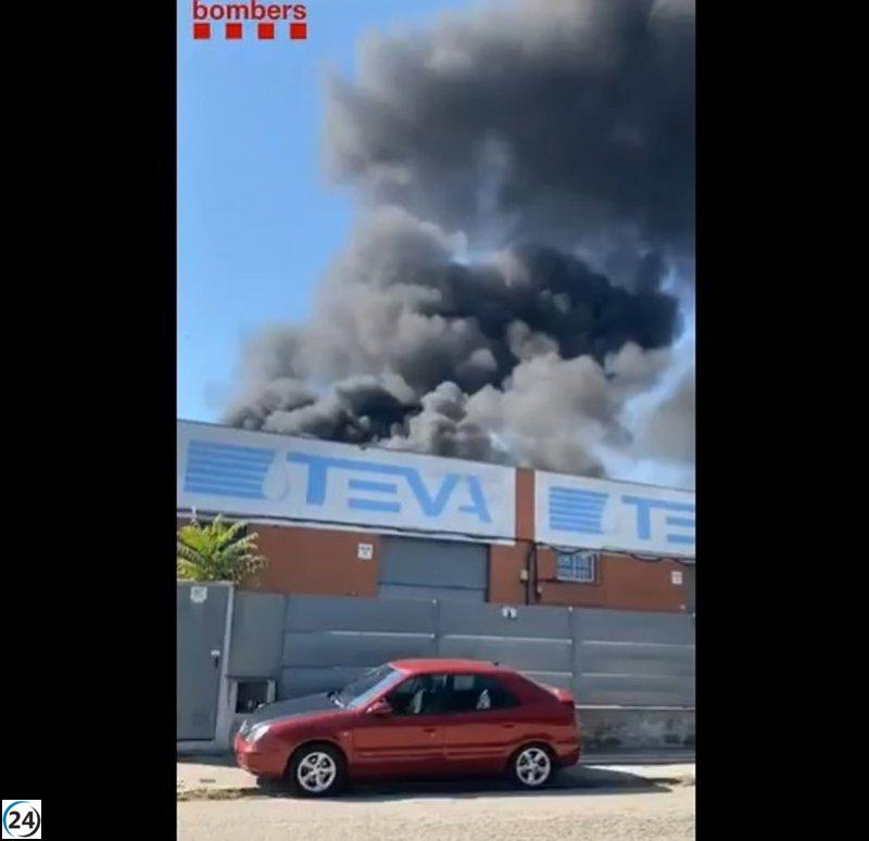 Incendio en Polinyà: se consume nave industrial sin heridos.