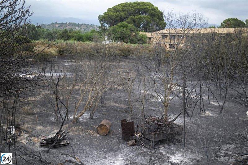 El Parlament rinde homenaje al bombero fallecido en el incendio de Paüls con un minuto de silencio.