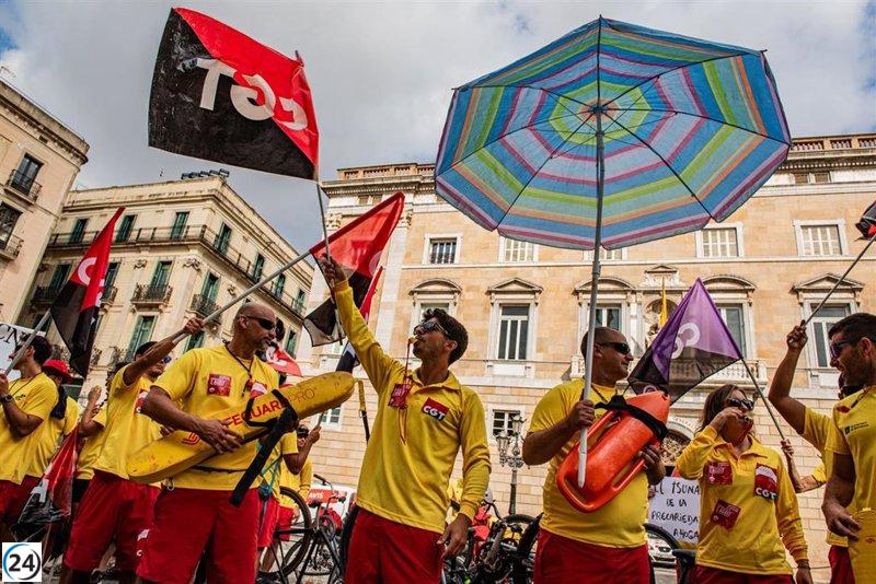 Socorristas de Barcelona se manifiestan por condiciones laborales justas.