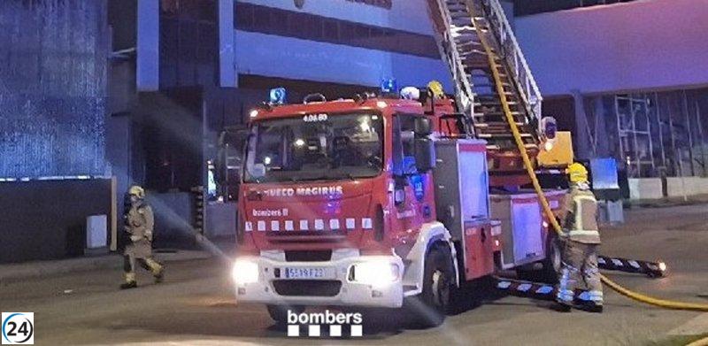 Apagan el fuego que consumía naves en el polígono Malloles de Vic, Barcelona.