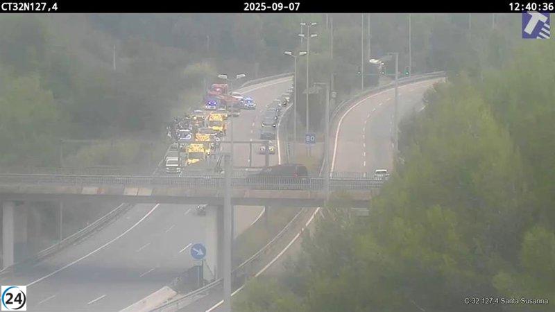 Accidente de autocar en la C-32 deja dos gravemente heridos en Santa Susanna, Barcelona.