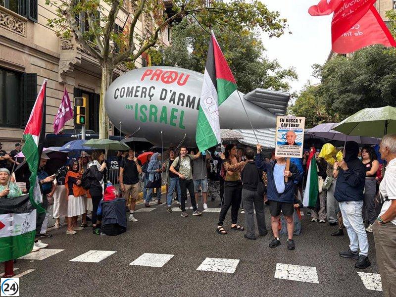 Cerca de 150 manifestantes en Barcelona exigen un embargo total a Israel que incluya más que solo armamento.