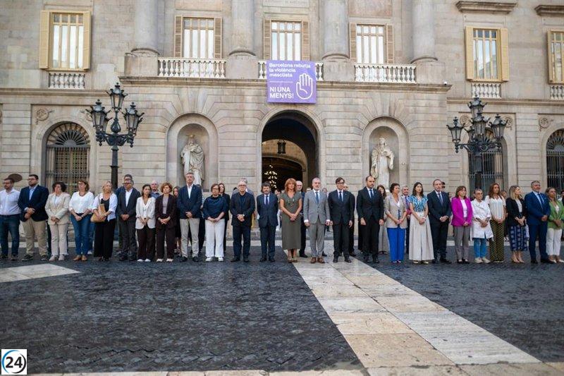 Illa y Collboni rinden homenaje a víctima de feminicidio en Barcelona con un minuto de silencio.