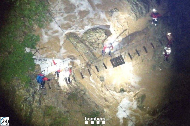 Bomberos refuerzan la búsqueda del desaparecido en Sant Quintí de Mediona, Barcelona.