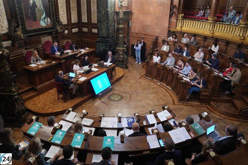 El PSC lidera la intención de voto en Barcelona, mientras Junts y BComú caen, revela un sondeo.