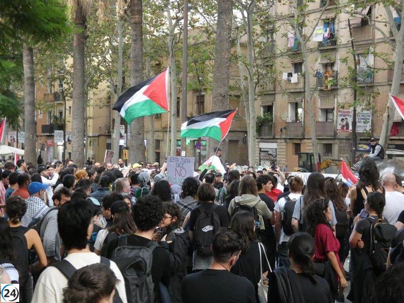 Cerca de 400 personas se unen en Barcelona para apoyar la causa Palestina.