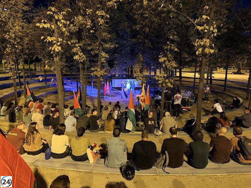 Cerca de 50 personas festejan el retorno a Barcelona de Castillejo y Plazas (CUP) tras su deportación.