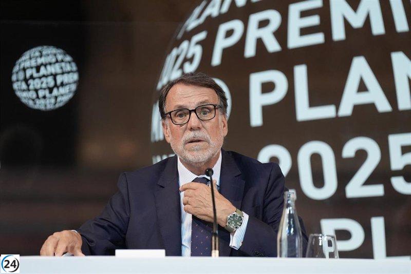 Creuheras (Planeta) aboga por salvaguardar a los escritores frente a la IA y resalta la creciente afluencia de jóvenes lectores.