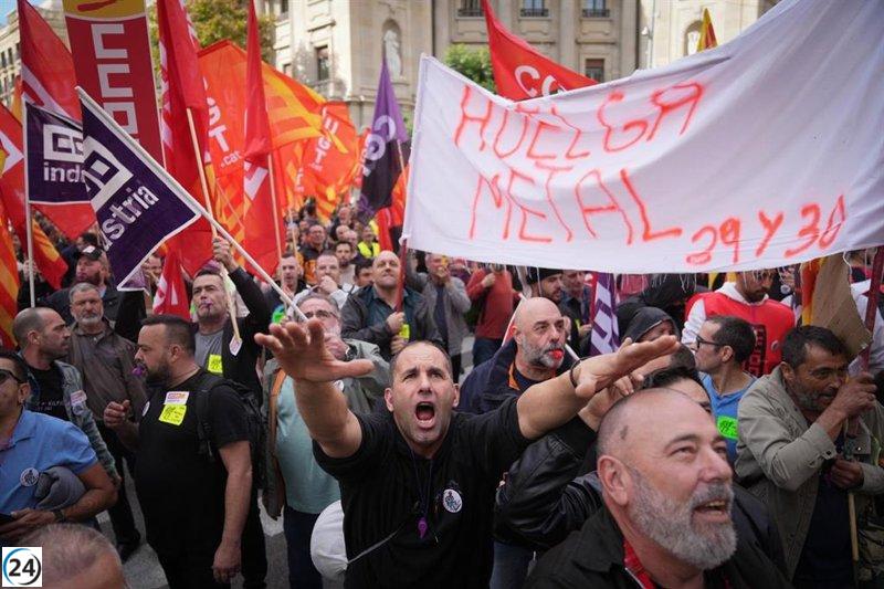 Protesta de 1.000 metalúrgicos en Barcelona exige un nuevo convenio laboral.