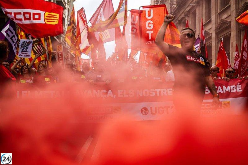 Trabajadores del metal en Barcelona llevan a cabo su segundo día de huelga con más de 2,500 participantes.