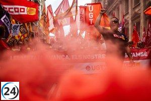 Trabajadores del metal en Barcelona llevan a cabo su segundo día de huelga con más de 2,500 participantes.