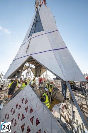 La Sagrada Familia inicia la construcción de la cruz en la torre de Jesucristo.